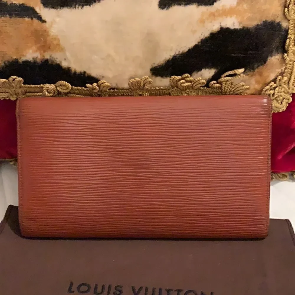 Authentic Louis Vuitton long epi wallet unisex